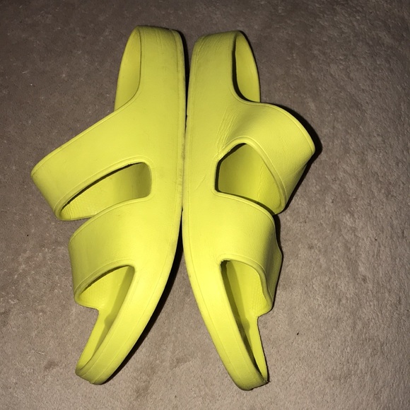 Old navy size 9 Neon yellow sandals 💕 - Picture 4 of 5